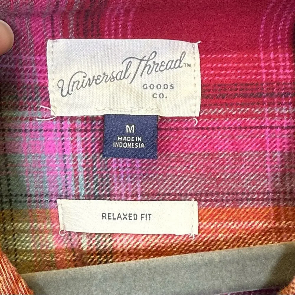 Universal Thread Plaid Relaxed Fit Shirt. Size Medium. In excellent condition! - Picture 3 of 5